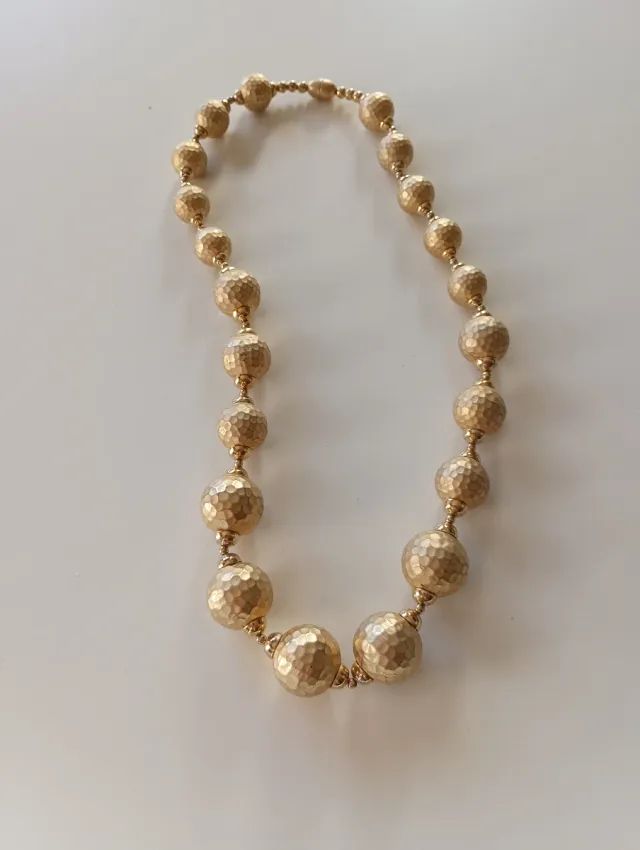 Collana dorata con chiusura a vite