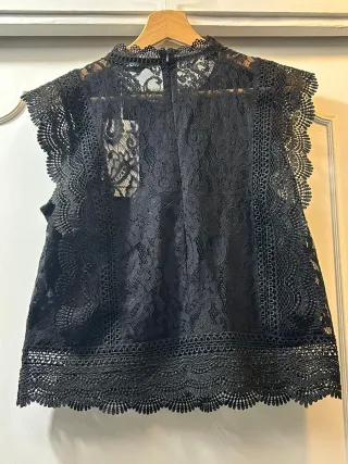 Top in pizzo nero