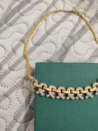 Collar dorado con detalles plateados