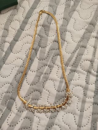 Collar dorado con detalles plateados