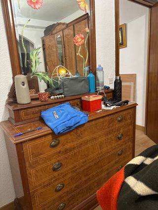 Mueble tocador de madera con espejo
