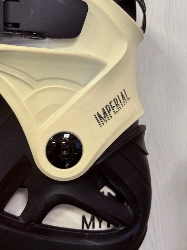 Patines en línea negros y crema