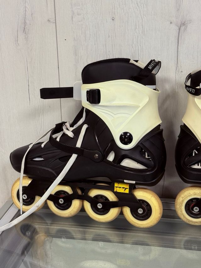 Patines en línea negros y crema