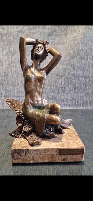 Escultura Figura Femenina Bronce y Mármol
