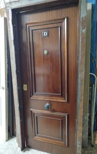 Puerta Principal Acorazada de Madera.