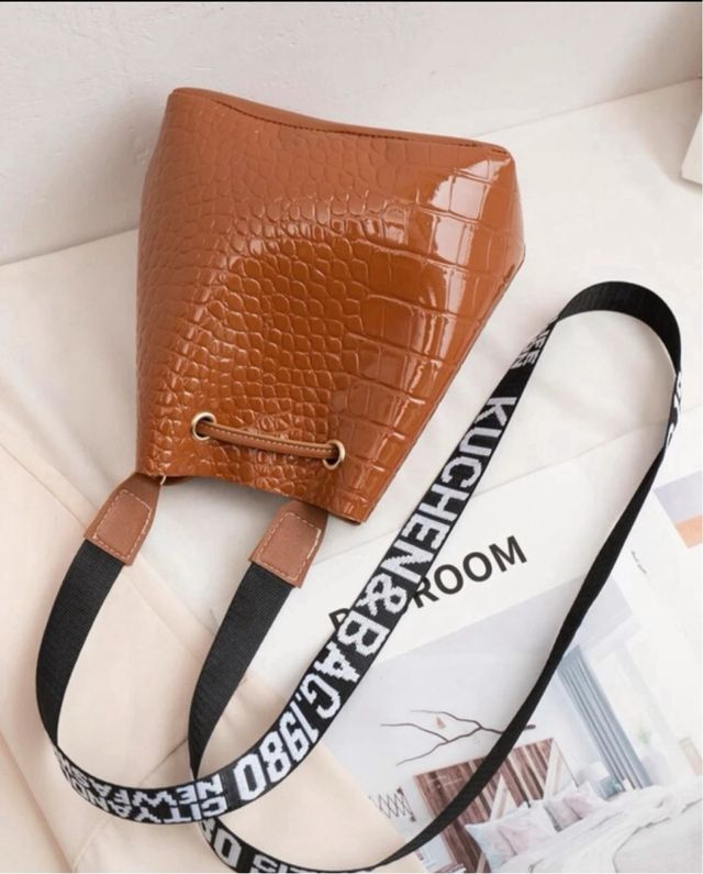 Bolso Cubo Marrón Efecto Cocodrilo