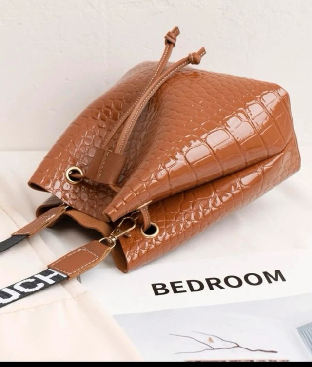 Bolso Cubo Marrón Efecto Cocodrilo