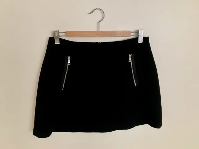 Minifalda negra Zara con cremalleras.