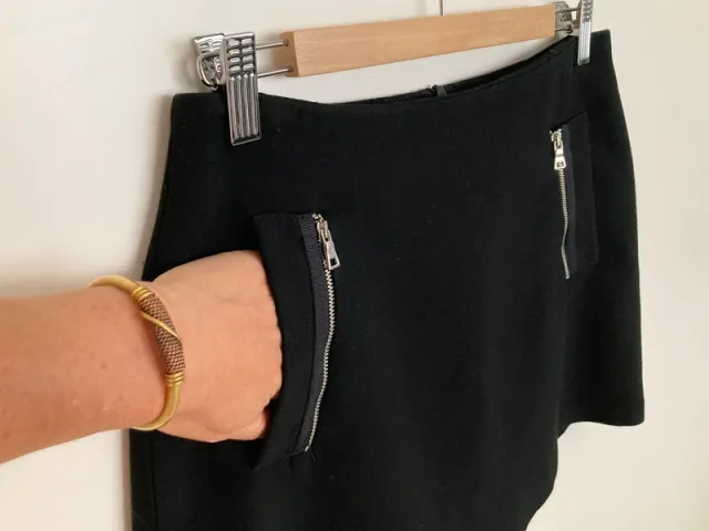 Minifalda negra Zara con cremalleras.