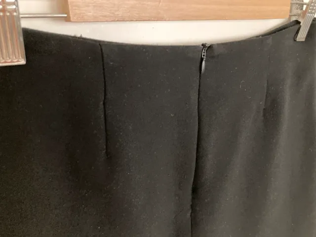 Minifalda negra Zara con cremalleras.