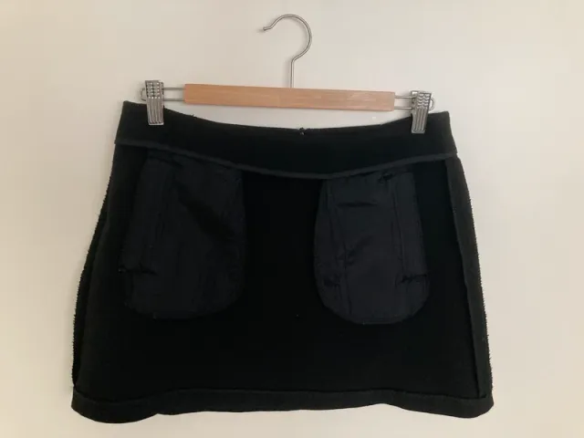 Minifalda negra Zara con cremalleras.