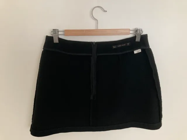 Minifalda negra Zara con cremalleras.