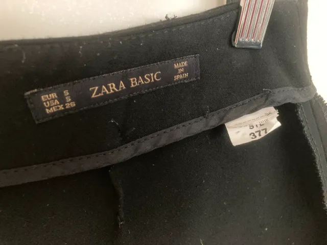 Minifalda negra Zara con cremalleras.