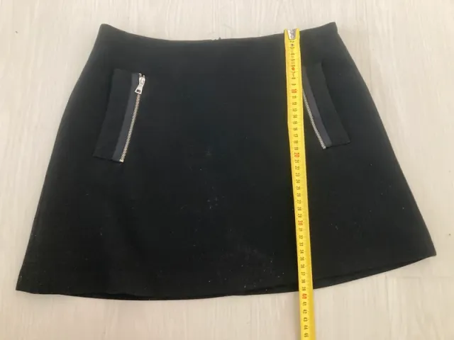 Minifalda negra Zara con cremalleras.