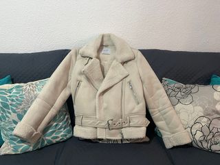 Chaqueta beige estilo aviador