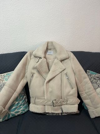 Chaqueta beige estilo aviador