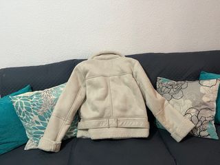 Chaqueta beige estilo aviador