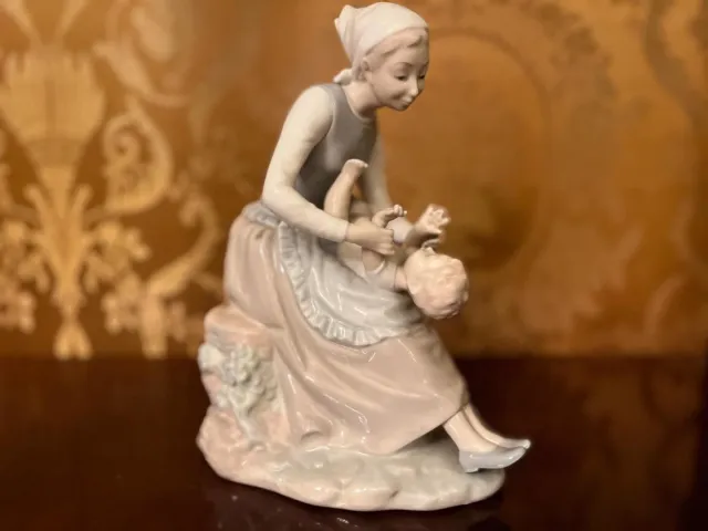 Figura de porcelana madre e hijo