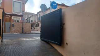 Portón abatible puerta . Seccional casa rampa.