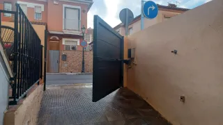 Portón abatible puerta . Seccional casa rampa.