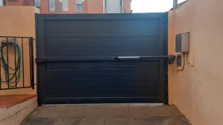 Portón abatible puerta . Seccional casa rampa.