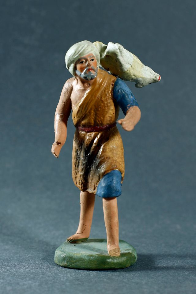 FIGURA PARA BELÉN EN BARRO DE PASTOR CON CORDERO.