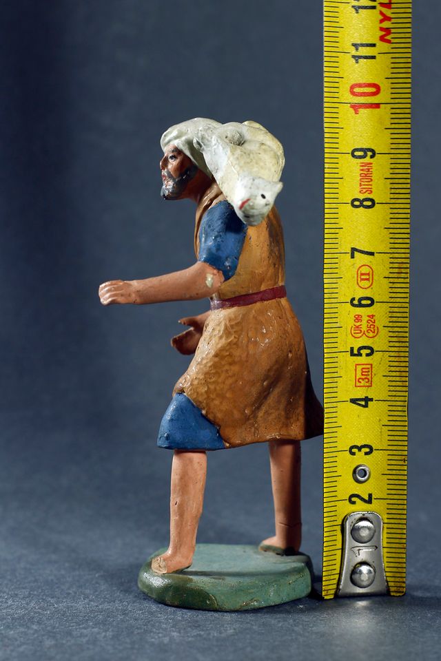 FIGURA PARA BELÉN EN BARRO DE PASTOR CON CORDERO.