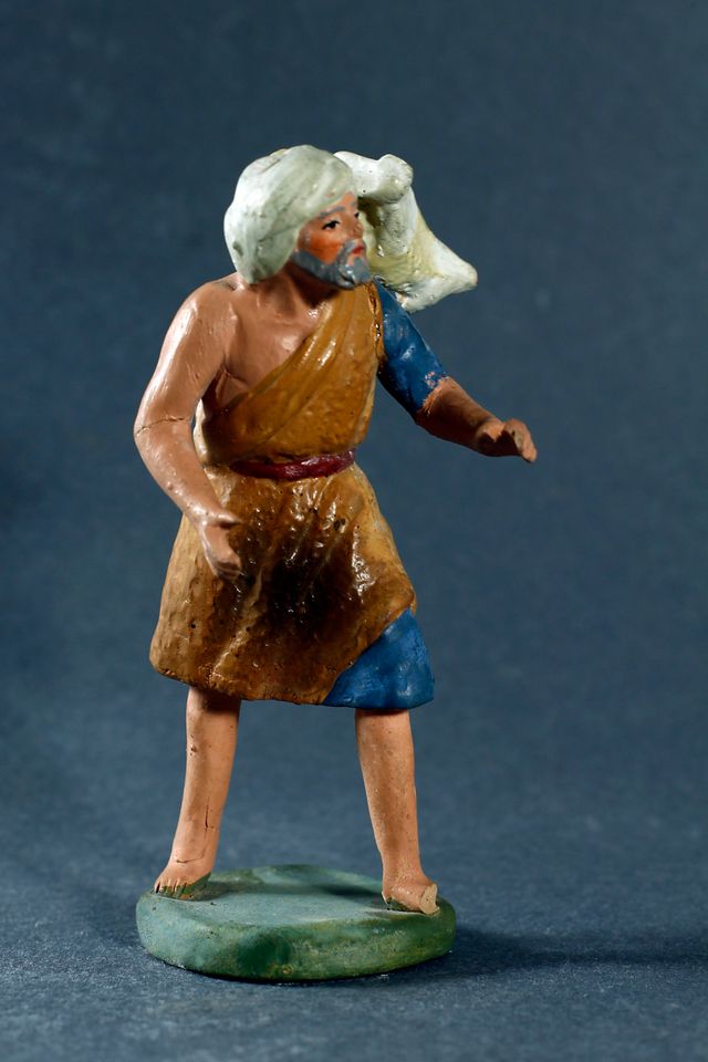 FIGURA PARA BELÉN EN BARRO DE PASTOR CON CORDERO.