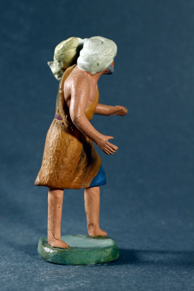 FIGURA PARA BELÉN EN BARRO DE PASTOR CON CORDERO.