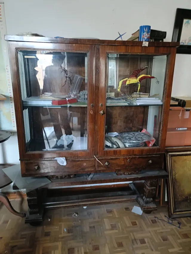 Aparador antiguo de madera y cristal