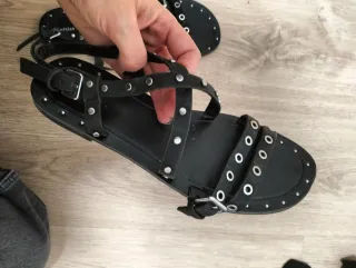 Sandalias negras con tachuelas