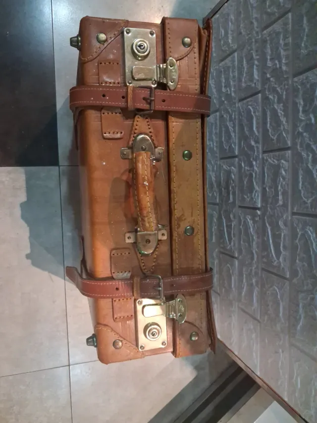 Maleta antigua de cuero