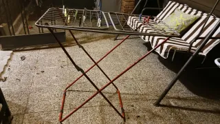 Appendiabiti pieghevole in metallo per asciugare i vestiti