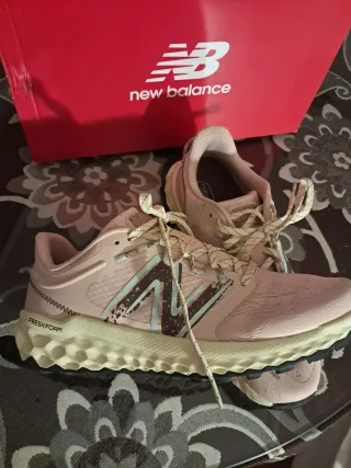 Zapatillas New Balance Trail Running Beige/Rosa