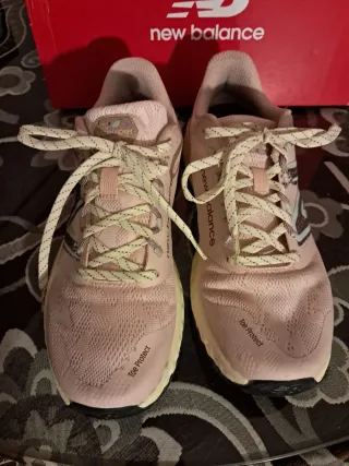 Zapatillas New Balance Trail Running Beige/Rosa