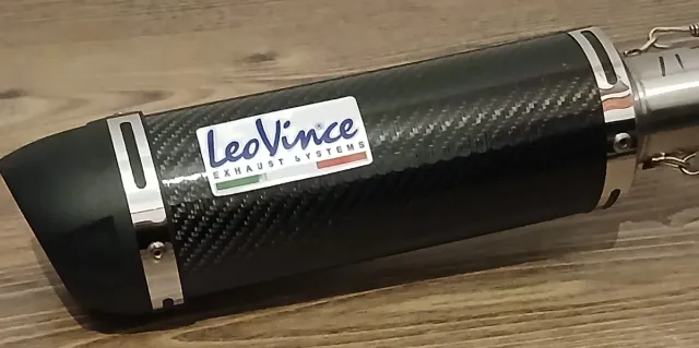 Cola de escape LeoVince.