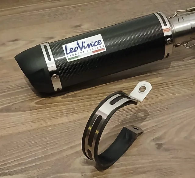 Cola de escape LeoVince.