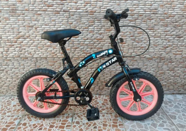 Bicicleta infantil negra y rosa