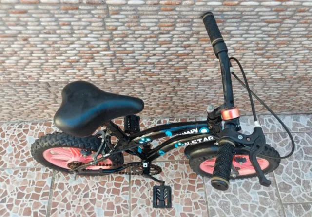 Bicicleta infantil negra y rosa