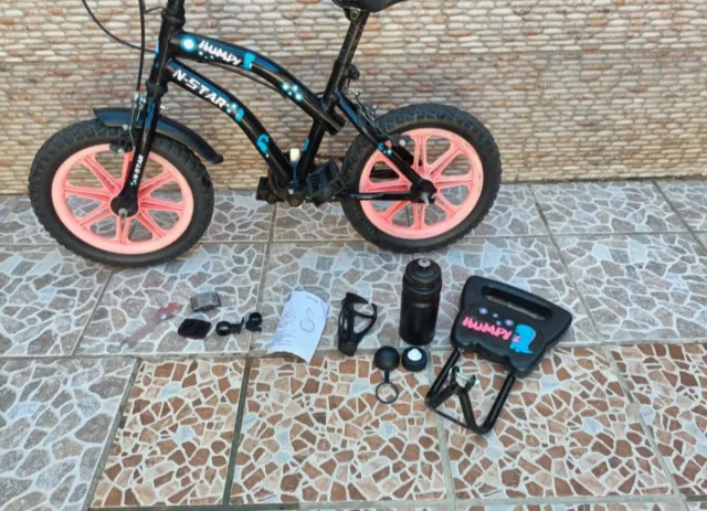 Bicicleta infantil negra y rosa