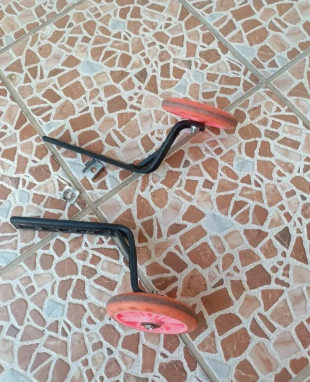 Bicicleta infantil negra y rosa