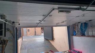 Portón Seccional con Puerta Peatonal