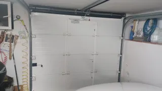 Portón Seccional con Puerta Peatonal