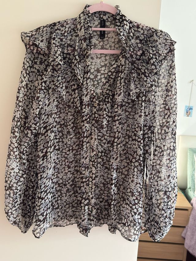 Blusa Mango floral volantes cuello lazo