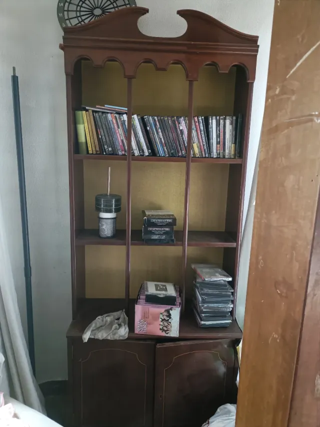 Estantería antigua de madera