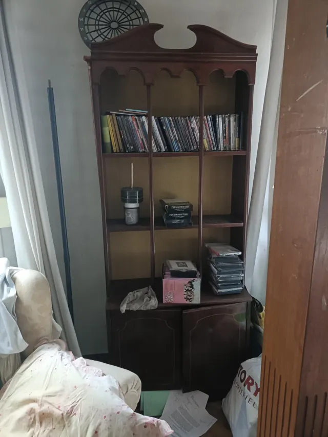 Estantería antigua de madera