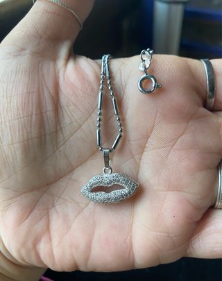 Colgante de labios con cadena
