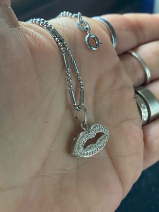 Colgante de labios con cadena