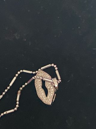 Colgante de labios con cadena