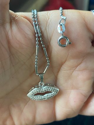 Colgante de labios con cadena